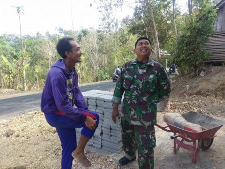SENYUM WARGA BERSAMA SERKA HERI TERKAIT RTLH MILIK WARGA YANG HAMPIR KELAR