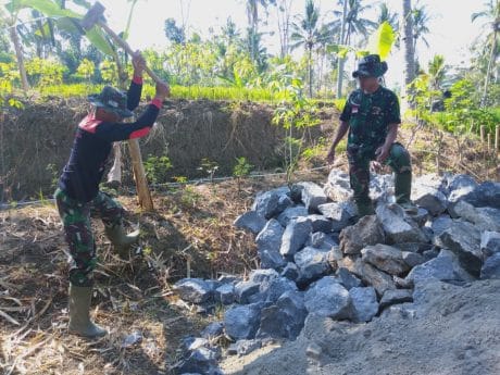 Walaupun Mandi Keringat, Praka Erik Anggota Yonif Mekanis 521 Tetap Semangat Membantu Masyarakat Desa Sooko