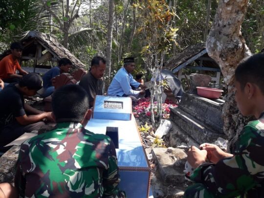 WUJUDKAN RASA SOLIDARITAS SATGAS TMMD, IKUT MELAYAT WARGA YANG MENINGGAL