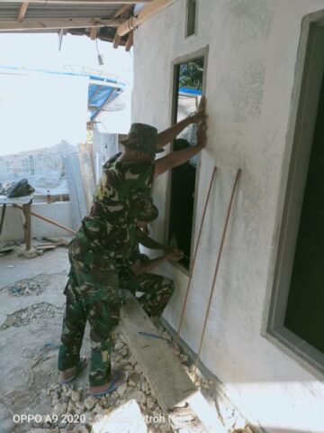 Pasang Jendela, Satgas TMMD sangat Hati-hati