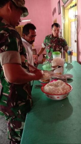 MAKAN BERSAMA SATGAS TMMD 109 BERSAMA MASYARAKAT