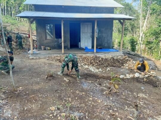 Perbaiki Halaman Depan Rumah Bapak Siyono Yang Bergelombang
