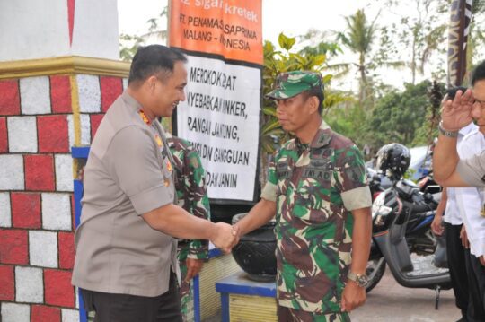 Pasiter Kodim 0818 Sambut Kedatangan Kapolres Kab.Malang Dilokasi TMMD