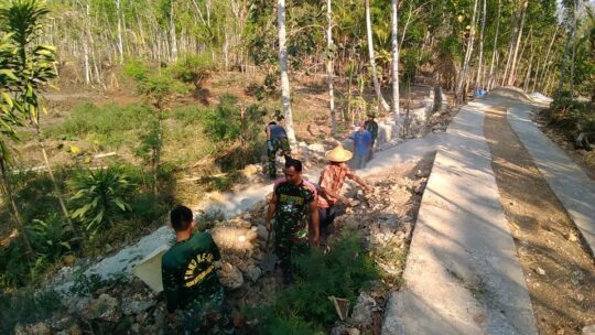 Pak Isih yang Selalu Setia Membantu Satgas TMMD