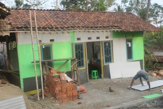 20 Penerima RTLH Di Desa Cilibang, Kini Memasuki Tahap Pemasangan Batu Bata Dan Kalsibot