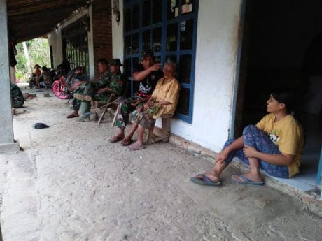 Mbah Jebrak Membuat Kagum Anggota Yonif 511/DY