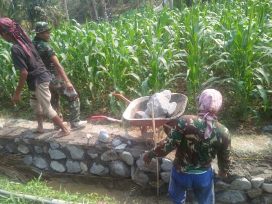 Pengerjaan Saluran Irigasi Untuk Petani Kedungsalam