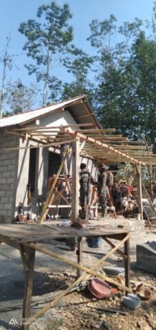 Satgas TMMD 106 KODIM 0818, BUATKAN TERAS MBAH KATIMUN