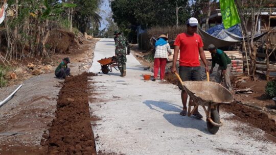 Penimbunan Tanah Di Sela-Sela Pinggiran Jalan