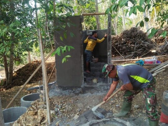 TMMD 106 Kodim 0818 Buat Jamban Pak Warino