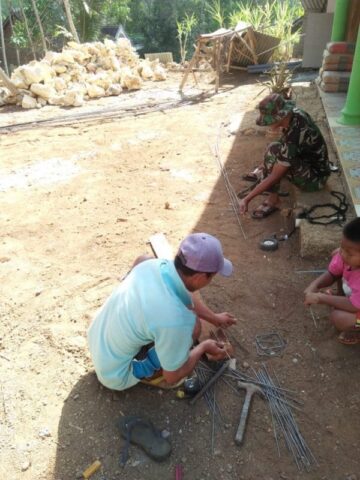 BAHU MEMBAHU MERINGANKAN BEBAN SAHABAT SATGAS TMMD DALAM PEMBUATAN RANGKA TIANG BESI COR