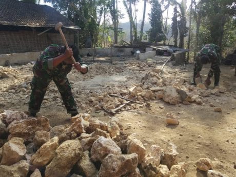 Satgas TMMD 106 semangat pecahkan batu