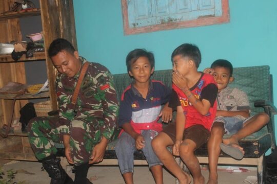 Kangen dengan Tentara, Anak-Anak Warga Desa Cilibang Temui Satgas TMMD Malam Hari