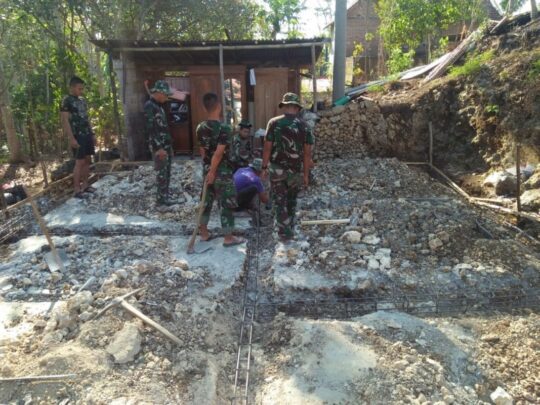 PEMASANGAN PONDASI RTLH DI HARI KE 4 DALAM GIAT TMMD 106 DONOMULYO