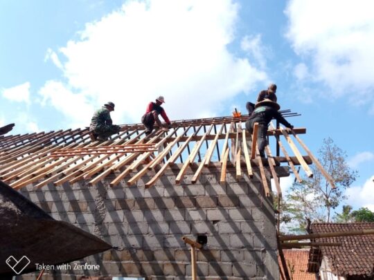 Lantai dan Atap Rumah Ahmad Dapat Program TMMD 106 Malang