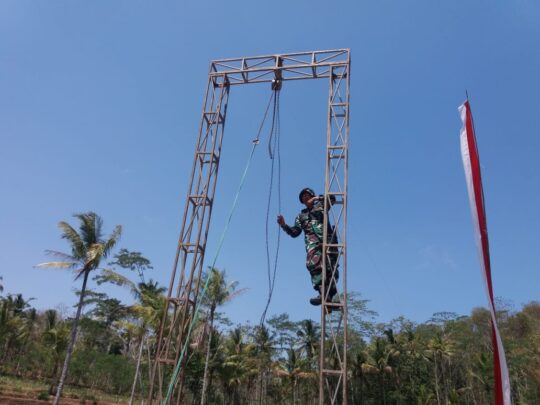 Sensasi Prajurit Saat Pasang Banner TMMD 106
