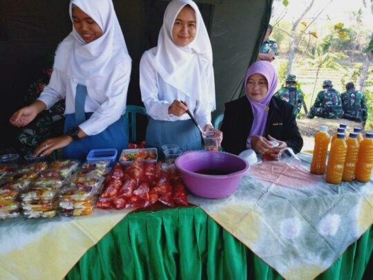 SMAN 1 Sooko Buka Stand Bazar Di Lokasi Upacara Penutupan TMMD Ke 106
