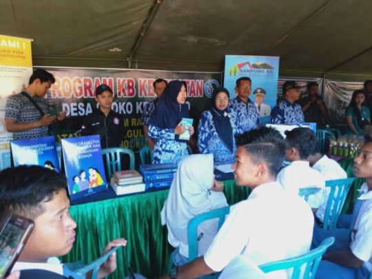 Sasar Pengunjung Usia Muda, Badan KB Kabupaten Ponorogo Buka Stand Penyuluhan KB