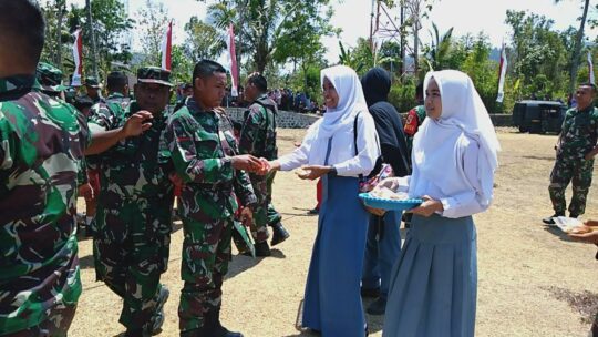 Es Buah Buatan Siswa-siswi SMAN 1 Sooko Habis Terjual Di Lapangan Desa Sooko