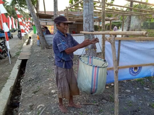 Mbah Tasim Ajak Warga Jaga Kebersihan, Dengan Membuat Tempat Sampah Di samping Lapangan Upacara TMMD