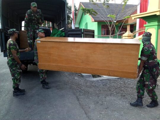 Personil Kodim 0703 Cilacap Turunkan Meja Tamu VIP