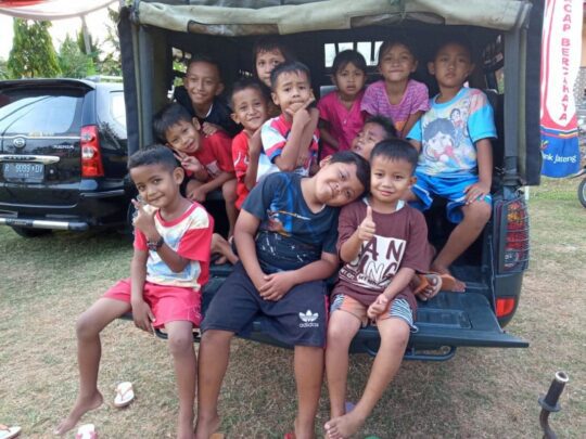 Antusia Anak-anak Dusun Cironeng Hingga Berebut Selfi Di Kendaraan OZ Milik Kodim