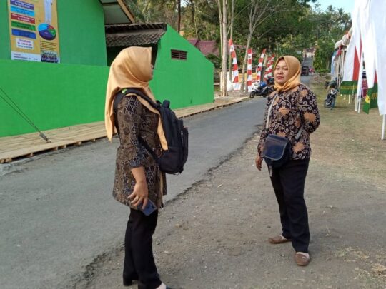 Anggota Persit Koramil 02 Jeruklegi pembukaan TMMD, Berikan Dukungan Persiapan Pembukaan TMMD 106 Ta Cilacap.