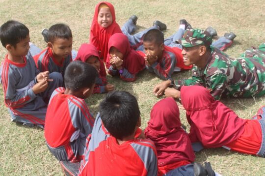 TNI Ajarkan Perlunya Berbagi Kepada Anak-anak Desa Sasaran TMMD