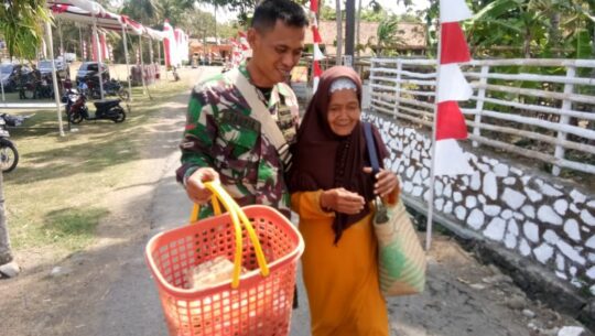 Mbah Sigini Datangi Lapangan Cari Tempat untuk Jualan di Acara Pembukaan TMMD 106 Kodim Cilacap