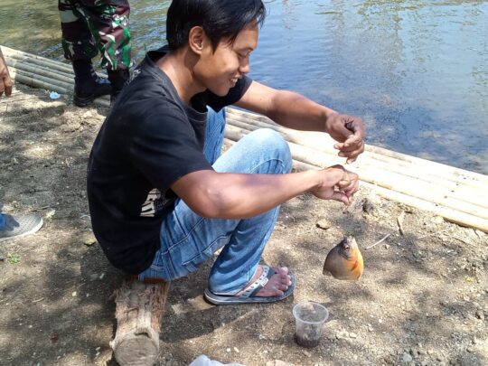 Ditemani Kasdim Iwan Dapat Ikan di Tempat Pemancingan Hasil Tambahan Program TMMD 106 Kodim Cilacap