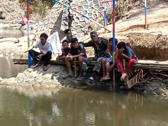 Kopda Taufik Bersama Anak-Anak Desa Cilibang Nikmati Suasana Krama Cenil di Pra TMMD 106 Kodim Cilacap
