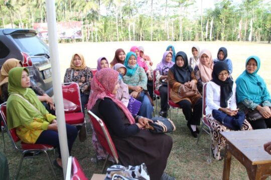 Ibu-Ibu Persit Ikut Mendukung Pelaksanaan TMMD 106 Kodim Cilacap