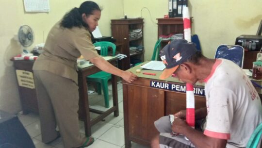 Kustomo dan Fajariyah Dipercaya Menghias Cangkul Dan Sekop Sebagai Symbol Upacara Pembukaan TMMD