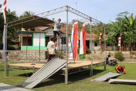 Warga Dusun Cironeng Persiapakan Pemasangan Tratag Pementasan Kesenian Tradisional