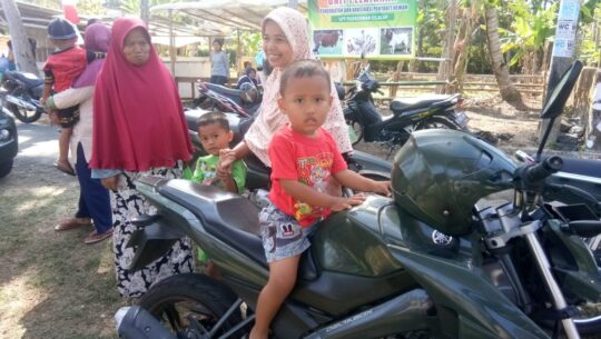 Anak ini Senang Naik Sepeda Motor TNI
