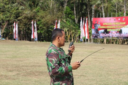 Sertu Bambang Cek Frekuensi Jalur Komunikasi