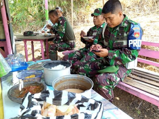 Kasdim Cilacap Sambil Menikmati Sayur Lodeh, Meminta Anggota Fokus Pada Kegiatan ini