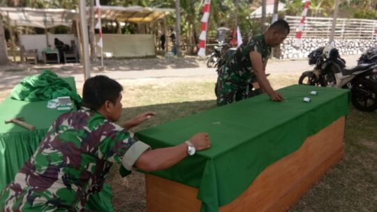Anggota TNI Merenpel Kain Untuk Meja Tamu Undangan