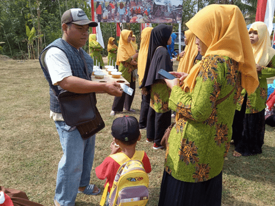 Giyo, Pedagang Minuman Es Dapat Berkah di Acara Pembukaan TMMD 106 Kodim Cilacap