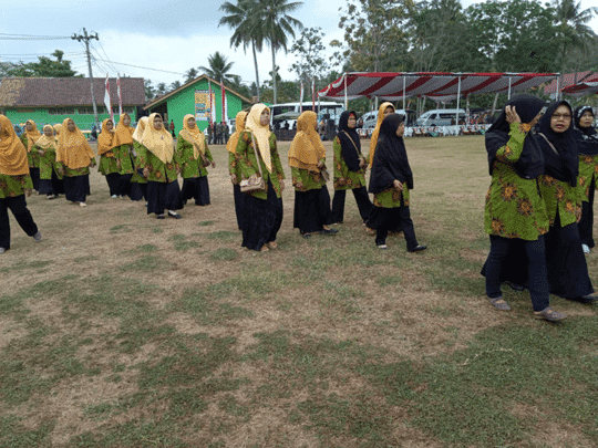 Acara Pembukaan TMMD 106 Kodim Cilacap Akan Dimulai, Ibu-Ibu Aisyah Jeruklegi Menuju Lapangan