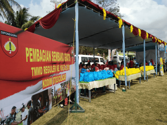 Warga Cilibang Terima Paket Sembako Gratis TMMD 106 Kodim Cilacap