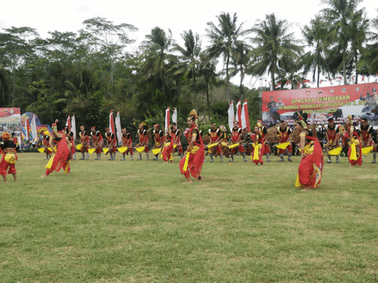 Puluhan Penari Seni Tradisional Tek Tek Jadi Magnet Di Pembukaan TMMD 106 Kodim Cilacap
