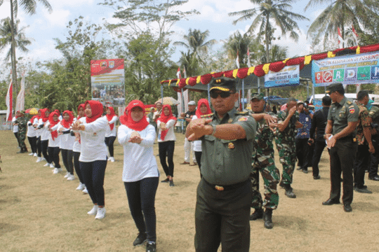 Semarakkan Pembukaan TMMD 106, Kader Kesehatan Senam Cuci Tangan