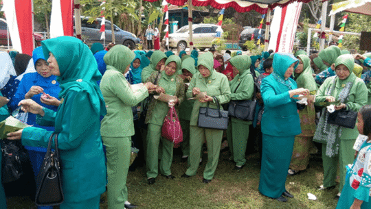 Pembukaan TMMD Reg 106 TA 2019 Kodim 0703 Cilacap, Persit Kartika Candra Kirana Dan Jalasenatri Nikmati Tumpeng Masakan Warga Cinoreng