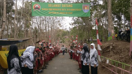Siswa Siswi SD se-Desa Cilibang Dan Warga, Kibarkan Bendera Merah Putih Sambut Kedatangan Wakil Bupati, Danrem, Dandim Dan Forkopimda Di Lokasi Obwis