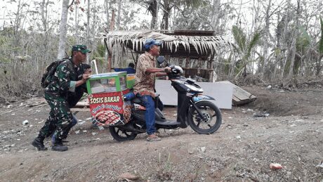 Sigap, Anggota Satgas TMMD 106 Kodim Cilacap Bantu Dorong Gerobag