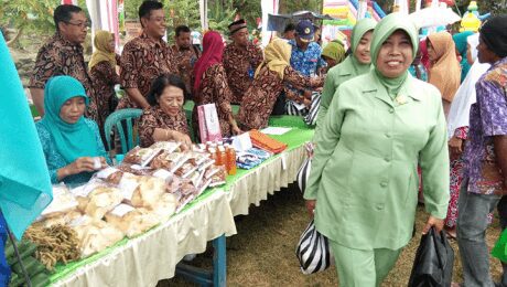 Ibu-Ibu Persit Belanja Sembako Di Stan Lapangan Desa Cilibang