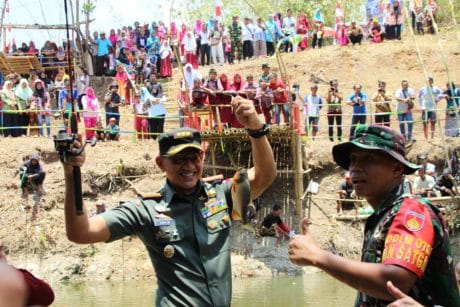 Danrem 071 Wijayakusuma Bersama Dansatgas TMMD 106 Kodim Cilacap, Menunjukan Ikan Hasil Memancing Di Wisasta Krama Cenil