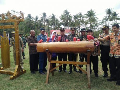 Wakil Bupati Cilacap Pukul Lesung Bersama-Sama Sebagai Tanda TMMD Di Buka