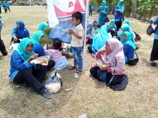 Ibu-Ibu PKK Desa Sumingki dan Desa Jeruklegi Wetan, Menikmati Nasi Tumpeng Usai Upacara Pembukaan TMMD